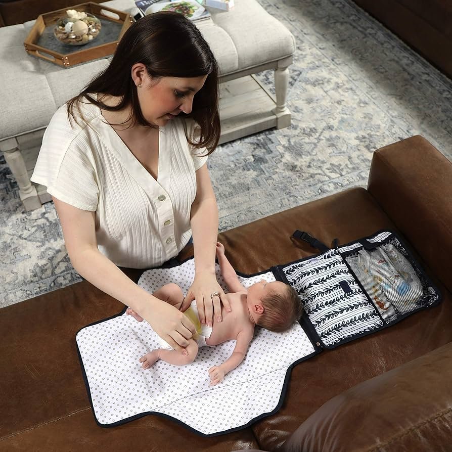 Trocador portátil dobrável com bolsos: organização e higiene em qualquer lugar.